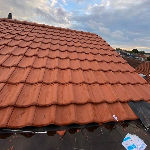 Mooie dakpannen geplaatst Dakdekker Velsen inspectie van pannendak